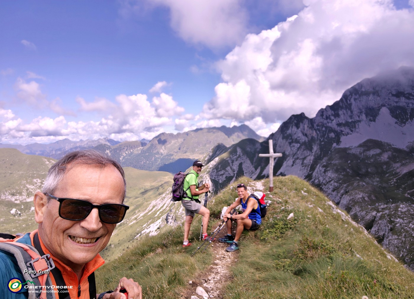 38 Passo di Gabbia (2070 m), sole in Val Vedra, nuvoloni sul Mandrone e in Corna Piana.jpg